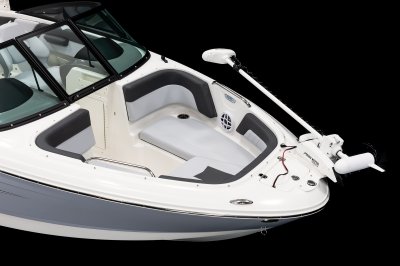 Chaparral 21 SSi OB Ski & Fish deep bow seating with thick cushioning. 