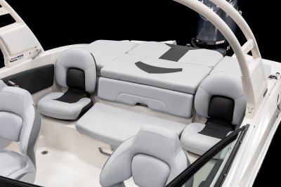 Chaparral 21 SSi OB Ski & Fish cockpit seating features a bench and two removable fishing seats. 