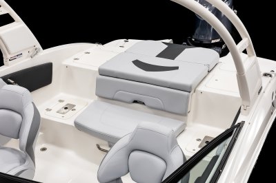 Chaparral 21 SSi OB Ski & Fish cushions are removable to create a safe entry point into the boat. 