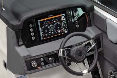 Chaparral 26 SURF helm dash with a Simrad NSS12 display and tilting steering wheel. 