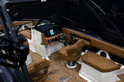 Chaparral GTS 6 helm has a captain's chair with flip-up bolster and cushioned bolster pads. 