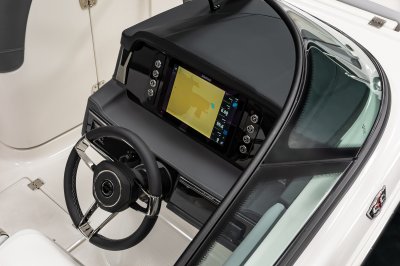 Chaparral SSX 4 helm dash with Simrad display and tilting steering wheel 